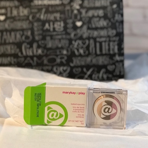 🎉RARE🎉 MARY KAY AT PLAY BAKED TRIO EYE SHADOW IN NEAPOLITAN - Picture 2 of 4